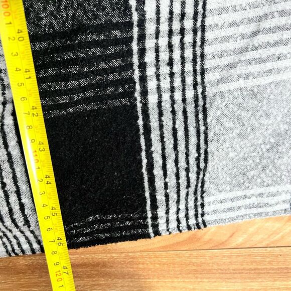 Express Plaid Hooded Poncho One Size Black White Lines Cottage Country Travel - Picture 7 of 7